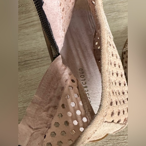 Musse and Cloud Women 40 US 9 Perforated Creamy Suede Gladiator Sandals - Picture 10 of 11